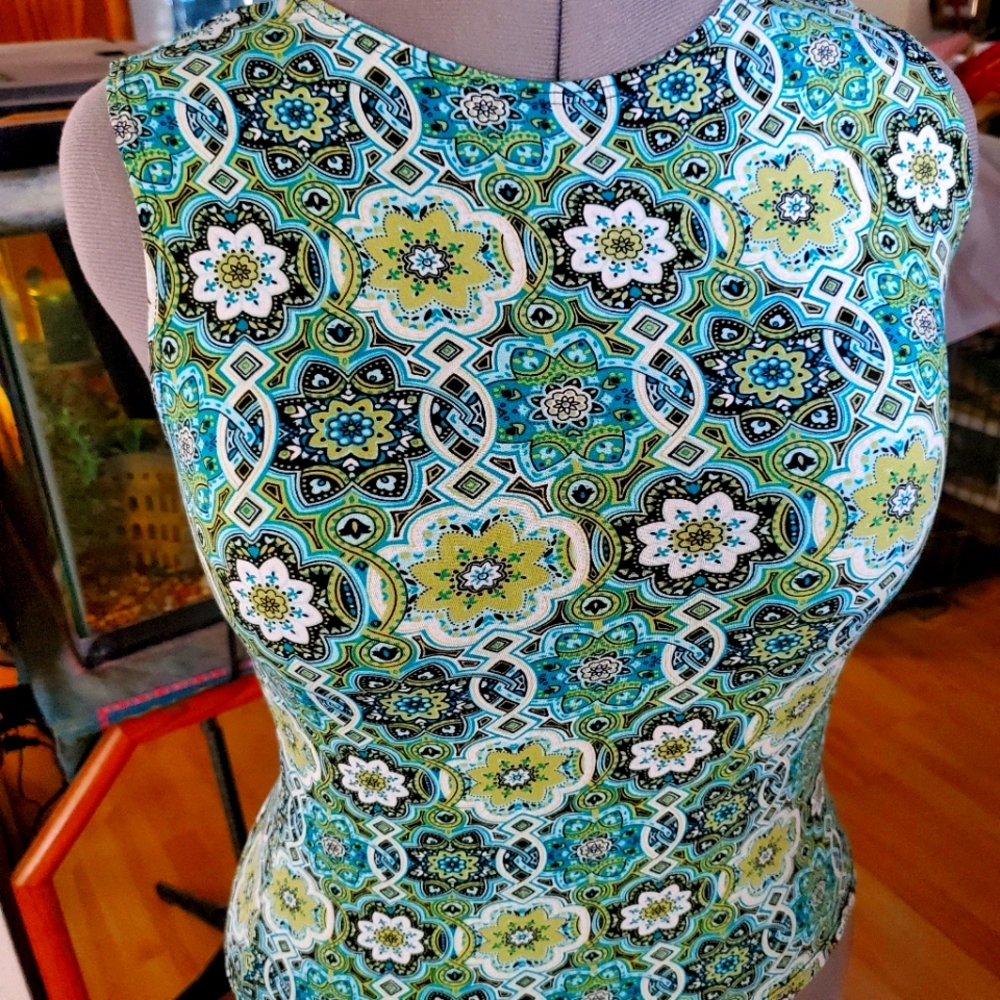 Nice sleeveless top M and set of earrings